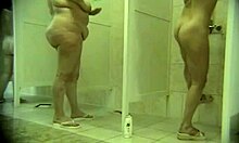 在同一个淋浴下检查一个荡妇旁边的巨大胖屁股