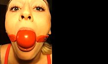 业余女孩在自制的口塞性爱录像带中展示深喉技巧
