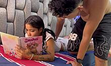 小拉丁美洲女孩在自制视频中输掉了剪刀游戏,并得到了粗暴性爱的回报