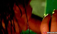 深色头发的辣妹Asa Akira在自制视频中从后面享受