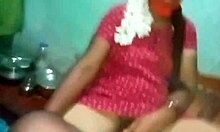 年轻的印度宝贝在自制面具性爱视频中变得淘气