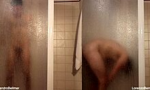 热辣的淋浴会话中与男孩和女孩的双性恋乐趣