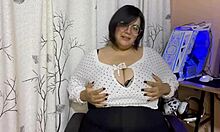 丰满的美丽胖女人在自制卧室视频中炫耀自己的资产