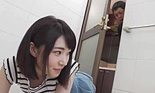 日本青少年的恶毒笑容和 Panchira 在激烈的性爱场景中