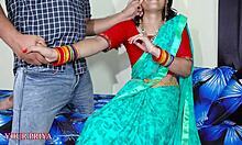 印度青少年Priya在第一次夜晚后被股插入并以清晰的印度语音射精