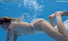 MIMI,一个有纹身的年轻女孩,在游泳池里裸体游泳